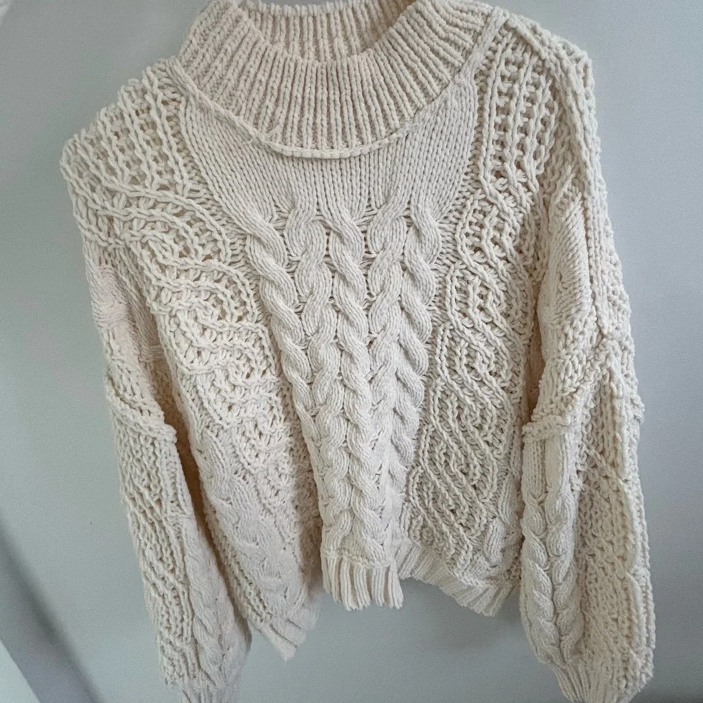 Women’s Cable Knit sweater - Picture 1 of 2
